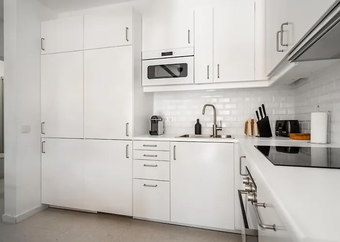 Lovely 2 Bed In The Heart Of With Ac By Lisbeyond *