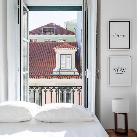 Lovely 2 Bed In The Heart Of With Ac Appartamento Lisbona