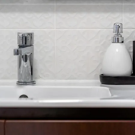 Lovely 2 Bed In The Heart Of With Ac Apartmán Lisboa